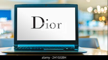 POZNAN, POL - 20 JUIN 2020 : ordinateur portable affichant le logo de Dior, une société française de produits de luxe Banque D'Images