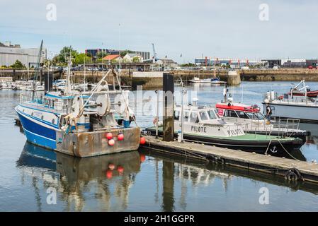 Cherbourg-Octeville, France - 22 mai 2017 : Bateaux du port de Cherbourg-Octeville, au nord de la presqu'île du Cotentin, Cherbourg est le Banque D'Images