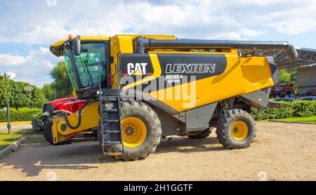 Kiev, Ukraine - 16 juin 2020 : la moissonneuse-batteuse moderne Claas Lexion 560 se trouve sur la route de Kiev, Ukraine, le 16 juin 2020 Banque D'Images