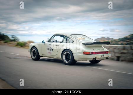 Occhiatana, Corse, France - 7 octobre 2020: Xavier Gaffory et Olivier Santorielloconcourent dans leur Porsche dans le Tour de Corse Historique 2021 Banque D'Images