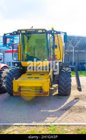 Kiev, Ukraine - 16 juin 2020 : la moissonneuse-batteuse moderne Claas Lexion 560 se trouve sur la route de Kiev, Ukraine, le 16 juin 2020 Banque D'Images