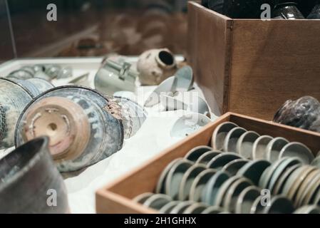 Cliché sélectif de vieilles cruches et assiettes dans les caisses en bois Banque D'Images