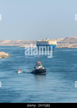 El Qantara, Égypte - 14 novembre 2019 : bateau à remorqueurs accompagne les navires. Navires passant par le canal de Suez en Égypte, en Afrique. Banque D'Images