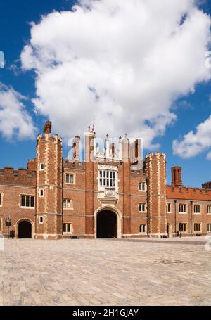 LONDRES, Royaume-Uni - 22 juillet 2011.Palais de Hampton court.Porte d'entrée devant le palais Banque D'Images