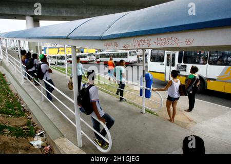 salvador, bahia / brésil - 5 septembre 2014: Les gens sont vus en utilisant la passerelle piétonne dans la ville de Salvador. Banque D'Images