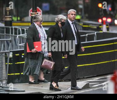 Westminster, Londres, Royaume-Uni.18 octobre 2021.(De gauche à droite) Therese Coffey, Theresa May, Stephen Barclay.Les députés marchent du Parlement jusqu'à l'église Saint-Margare (connue sous le nom de « l'église sur la place du Parlement ») dans un cortège au service commémoratif de Sir David Amess, député de Southend-Ouest, qui a été poignardé lors de la chirurgie de sa circonscription.Credit: Imagetraceur/Alamy Live News Banque D'Images