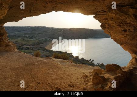 Vue panoramique depuis la grotte de Talmixta surplombant la baie de Ramla, sur l'île de Gozo, Malte.Photo de Willy Matheisl Banque D'Images