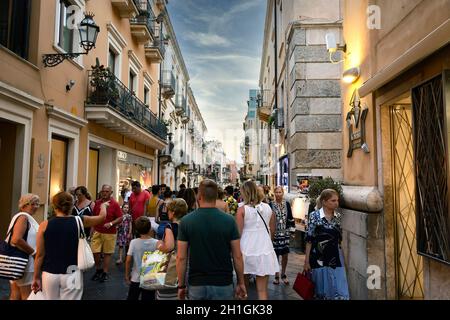 Taormina, ME, Italie, 9 août 2019: Une foule de touristes se promenant le long de Corso Umberto dans le centre historique de Taormina en Sicile, Italie Banque D'Images