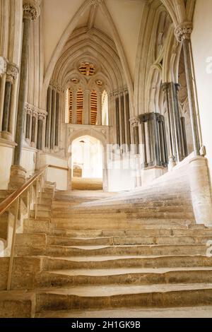 WELLS, Royaume-Uni - 07 octobre 2011.Escalier en pierre menant à la Maison du Chapitre dans la cathédrale de Wells.Wells, Somerset, Royaume-Uni Banque D'Images