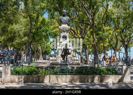 Lisbonne, Portugal - le 19 mai 2017 : Memorial statue de Tomas Quintino Antunes, co-fondateur de le journal portugais, Diario de notícias dans à Sao Pedro Banque D'Images