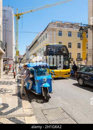 Lisbonne, Portugal - le 19 mai 2017 : un Tuk Tuk Taxi Driver est en attente pour les touristes dans les rues de Lisbonne. Le Portugal. Tuk-tuk à Lisbonne est l'un des principaux Banque D'Images