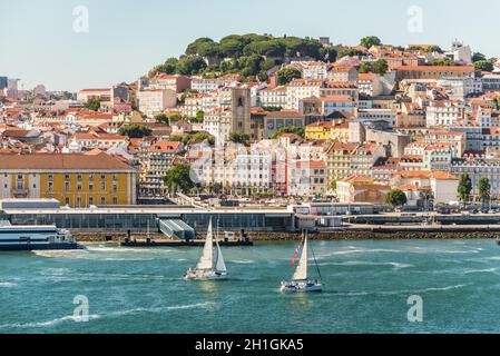 Lisbonne, Portugal - Mai 19, 2017 : Avis de la ville de Lisbonne avec l'ancienne architecture d'un navire de croisière, le Portugal. Yacht à voile plusieur bateaux dans l'avant-plan. Banque D'Images