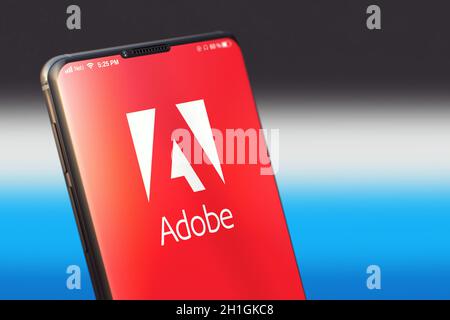 KIEV, UKRAINE-JUIN, 2020: Application mobile Adobe sur l'écran de smartphone. Gros plan Studio Shot d'un smartphone avec l'application Adobe. Banque D'Images
