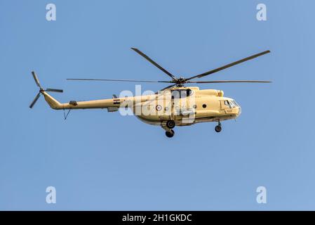 Ismailia, Égypte - 5 novembre 2017 : un hélicoptère mi-8 Hip de Mil patrouilant sur le canal de Suez en Égypte. Banque D'Images