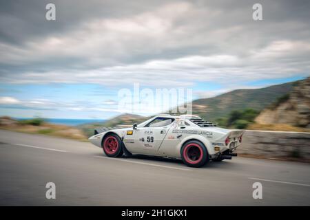 Occhiatana, Corse, France - 7 octobre 2020 : Philippe Vandromme et Frédéric Vivier concourent dans leur Lancia Stratos au Tour de Corse Histo 2021 Banque D'Images