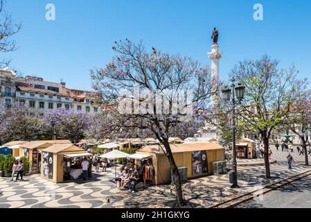 Lisbonne, Portugal - le 19 mai 2017 : marché à la place Rossio dans le centre de Lisbonne avec un monument du roi Pedro IV. Le coeur de la ville de Lisb Banque D'Images