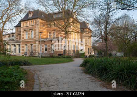 BERGISCH GLADBACH, ALLEMAGNE - 7 AVRIL 2020 : image panoramique de la Villa Zanders, musée d'art à Bergisch Gladbach le 7 avril 2020 en Allemagne Banque D'Images
