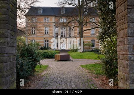 BERGISCH GLADBACH, ALLEMAGNE - 7 AVRIL 2020 : image panoramique de la Villa Zanders, musée d'art à Bergisch Gladbach le 7 avril 2020 en Allemagne Banque D'Images