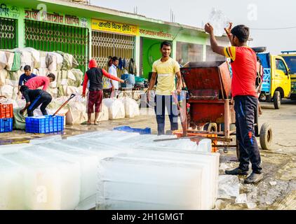 Chittagong, Bangladesh, 23 décembre 2017 : les travailleurs hachent des blocs de glace sur le marché du poisson près de la rivière Karnabuli, à Chittagong Banque D'Images