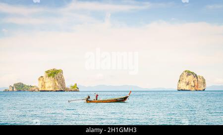 Krabi, Thaïlande, 9 novembre 2017 : bateau de pêche thaïlandais à longue queue dans la mer d'Andaman avec îles et littoral de Krabi à l'horizon Banque D'Images