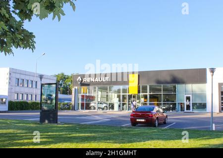 Kiev, Ukraine - 29 juillet 2020 : salon Renault avec signe contre ciel bleu.Renault est connu pour son rôle dans le sport automobile, en particulier dans la course, la Formule Banque D'Images