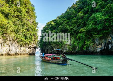 Krabi, Thaïlande, 7 novembre 2017 : bateau à moteur thaïlandais traditionnel à l'entrée d'un lagon sur l'île de Ko Hong Banque D'Images