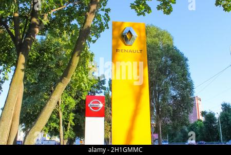 Kiev, Ukraine - 29 juillet 2020 : les enseignes des concessionnaires Renault et Nissan s'opposent au ciel bleu.Renault est connu pour son rôle dans le sport automobile, en particulier dans les allyi Banque D'Images