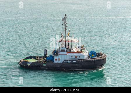 Suez, Égypte - 14 novembre 2019 : bateau à remorqueurs Mosaed 2 accompagne les navires. Navires passant par le canal de Suez en Égypte, en Afrique. Banque D'Images