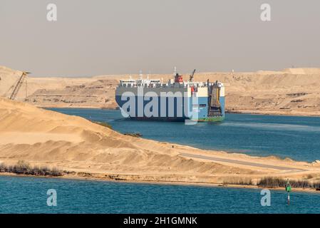 Suez, Égypte - 14 novembre 2019 : véhicules navire porteur DIGNITÉ ACE passant par le canal de Suez en Égypte. Le canal de Suez est une voie navigable artificielle au niveau de la mer, Banque D'Images