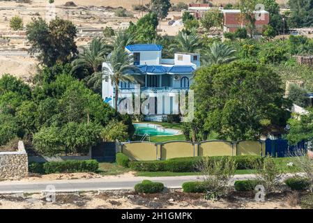 Suez, Égypte - 14 novembre 2019 : immeuble résidentiel sur la rive du canal de Suez, en Égypte, en Afrique. Banque D'Images