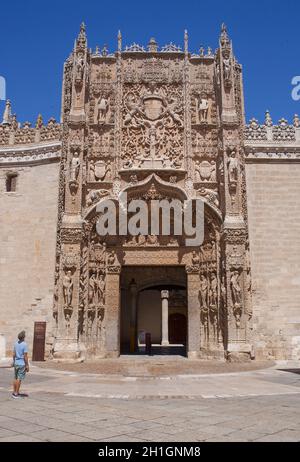 Valladolid, Espagne - 18 juillet 2020 : façade principale du Colegio de San Gregorio. Le bâtiment de style Isabelline abrite maintenant le Museo Nacional de Escultura mus Banque D'Images