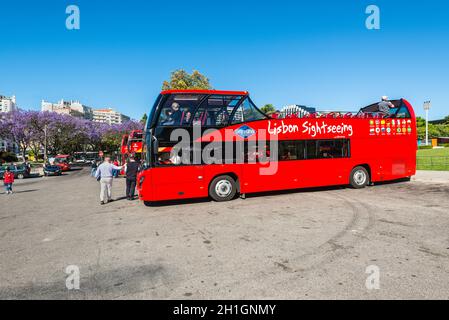 Lisbonne, Portugal - le 19 mai 2017 : Visite de la ville à un arrêt de bus attendent les touristes à Lisbonne, Portugal. Banque D'Images