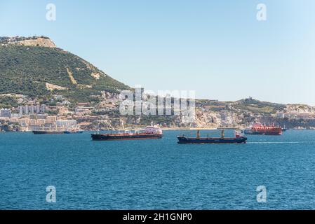 Gibraltar, Royaume-Uni - Mai 18, 2017 : les navires ancrés dans la rade de Gibraltar, Royaume-Uni, Europe de l'Ouest. Banque D'Images
