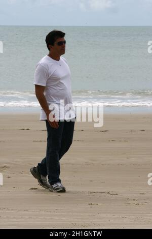 porto Seguro, bahia / brésil - 20 juin 2011: Fernando Cavendish, homme d'affaires est vu sur une plage dans la ville de Porto Seguro. Banque D'Images