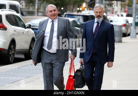 L'homme d'affaires Lev Parnas (L) et son avocat Joseph Bondy (R) marchent vers la Cour fédérale américaine Thurgood Marshall lors de son procès illégal de financement de campagne à New York.Lev Parnas un associé de l'avocat de l'ancien président Donald Trump Rudi Giuliani,Fait face à des accusations de violation de campagne fédérale impliquant des contributions importantes aux deux campagnes de réélection de Trump Super PAC.Des accusations supplémentaires, partagées avec Andrei Kukushkin, découlent d'une tentative de faciliter l'entrée d'un riche homme d'affaires russe dans le marché de la marijuana récréative bourgeonnante aux États-Unis. Banque D'Images