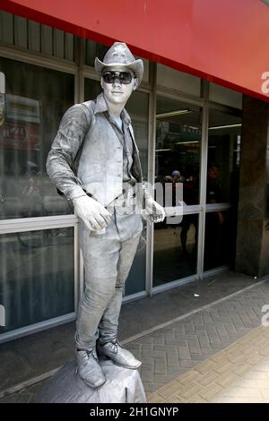 Itabuna, bahia / brésil - 6 mars 2012 : un artiste de rue interprète une statue en direct dans la ville d'Itabuna, dans le sud de Bahia. Banque D'Images