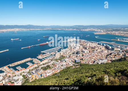 Gibraltar, Royaume-Uni - Mai 18, 2017 : La vue de dessus sur Gibraltar Bay et la ville. Banque D'Images