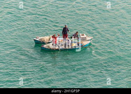 El Qantara, Égypte - 14 novembre 2019 : pêcheurs en bateau de bois sur le canal de Suez en Égypte. Banque D'Images