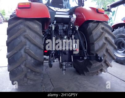 Vue arrière du nouveau tracteur agricole diesel moderne, de la moissonneuse-batteuse, du moteur de voiture ou du moteur de la récolteuse Banque D'Images