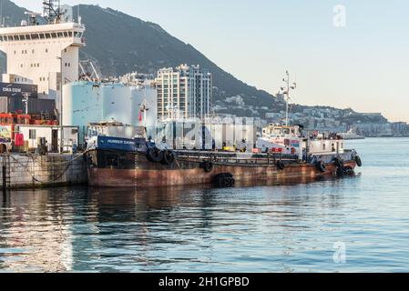 Gibraltar, Royaume-Uni - Mai 18, 2017 : huile Transporteur de produits Aube Humber au navire amarré Port de Gibraltar, Royaume-Uni. Banque D'Images