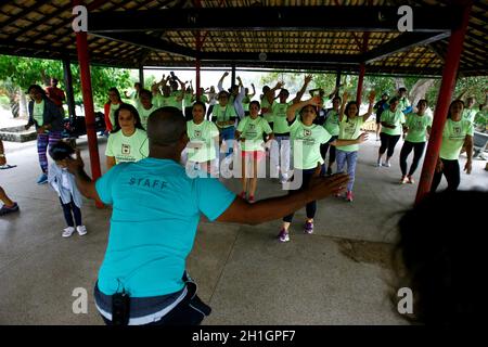 salvador, bahia / brésil - 4 octobre 2014 : On voit des gens faire de l'aérobic pendant une activité de gym au parc Pituacu dans la ville de Salvador. Banque D'Images