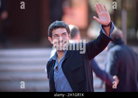 Rome, Italie.17 octobre 2021.ROME, ITALIE - OCTOBRE 17: Pierfrancesco Favino assiste au photocall du film "Promises" lors du 16ème Festival du film de Rome 2021 le 17 octobre 2021 à Rome, Italie.Credit: dpa/Alay Live News Banque D'Images