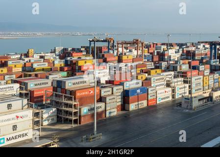 Salalah (Oman) - 19 novembre 2019 : conteneurs empilés dans le port de Salalah (Oman). Le port de Salalah est le principal port régional d'entrée et de transit d'Oman Banque D'Images