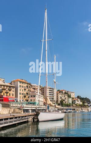 Savona, Italie - 15 mai 2017 : yacht à reste dans le port touristique de Savone, Ligurie, Italie. Banque D'Images