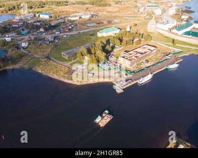 Vue sur la baie de la prospérité.Barge avec bois de chauffage.L'hôtel Transfiguration détruit du monastère de Solovetsky.Russie, région d'Arkhangelsk Banque D'Images