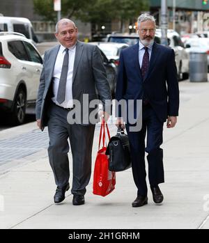 L'homme d'affaires Lev Parnas (L) et son avocat Joseph Bondy (R) marchent vers la Cour fédérale américaine Thurgood Marshall lors de son procès illégal de financement de campagne à New York.Lev Parnas un associé de l'avocat de l'ancien président Donald Trump Rudi Giuliani,Fait face à des accusations de violation de campagne fédérale impliquant des contributions importantes aux deux campagnes de réélection de Trump Super PAC.Des accusations supplémentaires, partagées avec Andrei Kukushkin, découlent d'une tentative de faciliter l'entrée d'un riche homme d'affaires russe dans le marché de la marijuana récréative bourgeonnante aux États-Unis.(Photo de J Lamparski/SOPA Images Banque D'Images