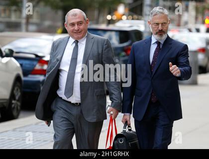 L'homme d'affaires Lev Parnas (L) et son avocat Joseph Bondy (R) marchent vers la Cour fédérale américaine Thurgood Marshall lors de son procès illégal de financement de campagne à New York.Lev Parnas un associé de l'avocat de l'ancien président Donald Trump Rudi Giuliani,Fait face à des accusations de violation de campagne fédérale impliquant des contributions importantes aux deux campagnes de réélection de Trump Super PAC.Des accusations supplémentaires, partagées avec Andrei Kukushkin, découlent d'une tentative de faciliter l'entrée d'un riche homme d'affaires russe dans le marché de la marijuana récréative bourgeonnante aux États-Unis.(Photo de J Lamparski/SOPA Images Banque D'Images