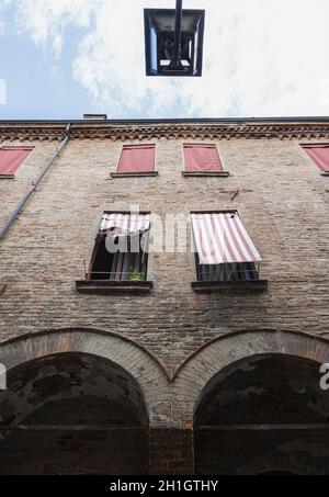 Ferrara, Italie. 6 août 2020. Vue de dessous de la façade des bâtiments historiques du centre de Ferrara, Italie Banque D'Images