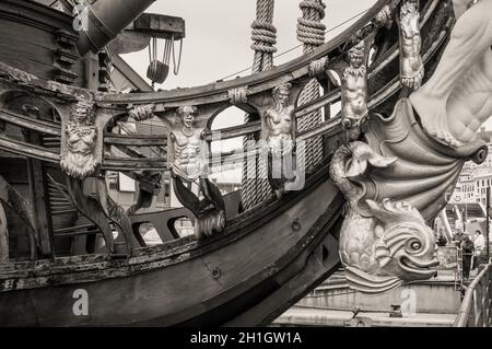 Gênes, Italie - 14 mai 2017 : Détail du navire en bois vieux Galleon Neptun à Porto Antico de Gênes, Italie. La photographie noir et blanc sépia. Banque D'Images