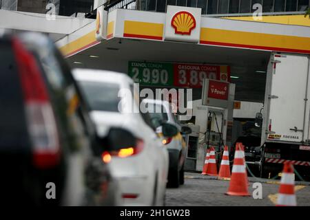 salvador, bahia / brésil - 8 octobre 2014 : des véhicules sont vus dans une fille pour faire le plein d'essence dans une station-service de la ville de Salvador. *** Légende locale Banque D'Images